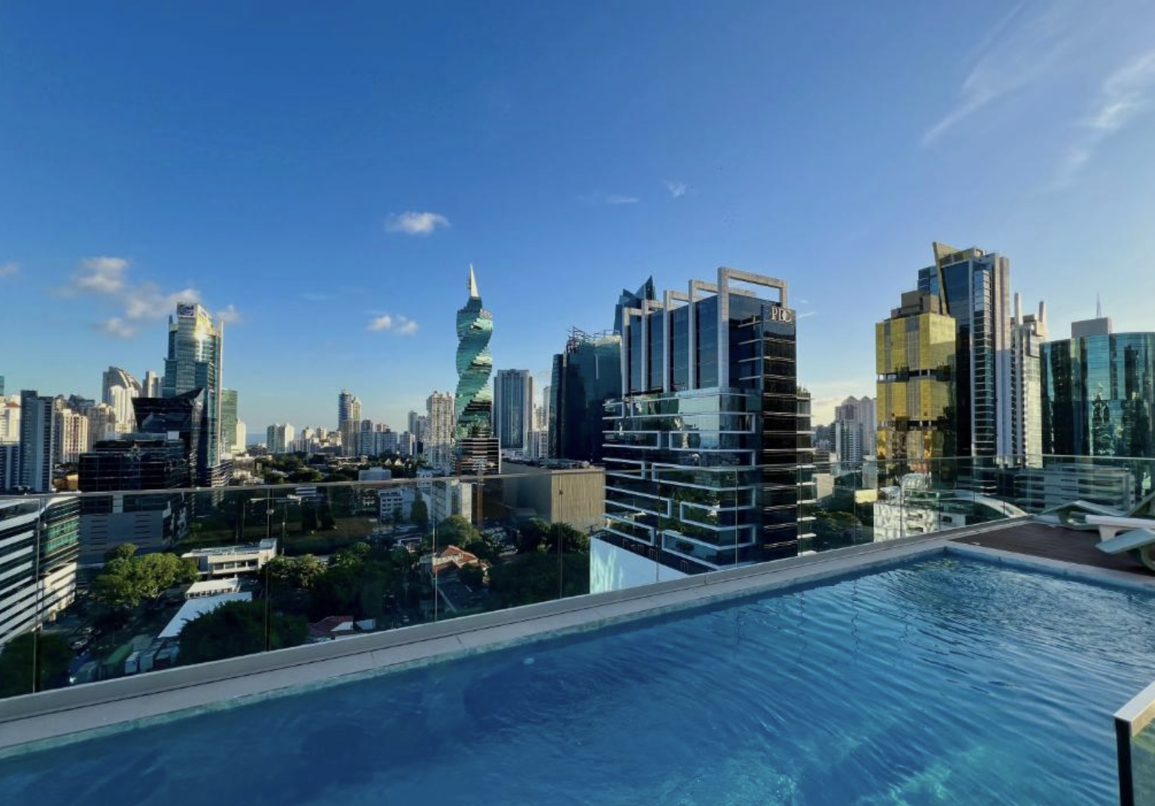Street-level scene in Obarrio / San Francisco.
