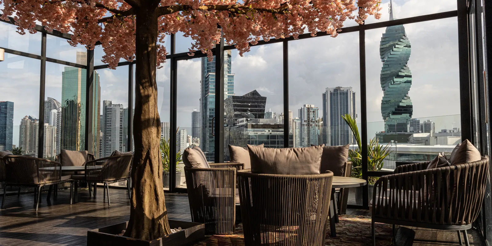 San Francisco / Obarrio neighborhood streetscape.